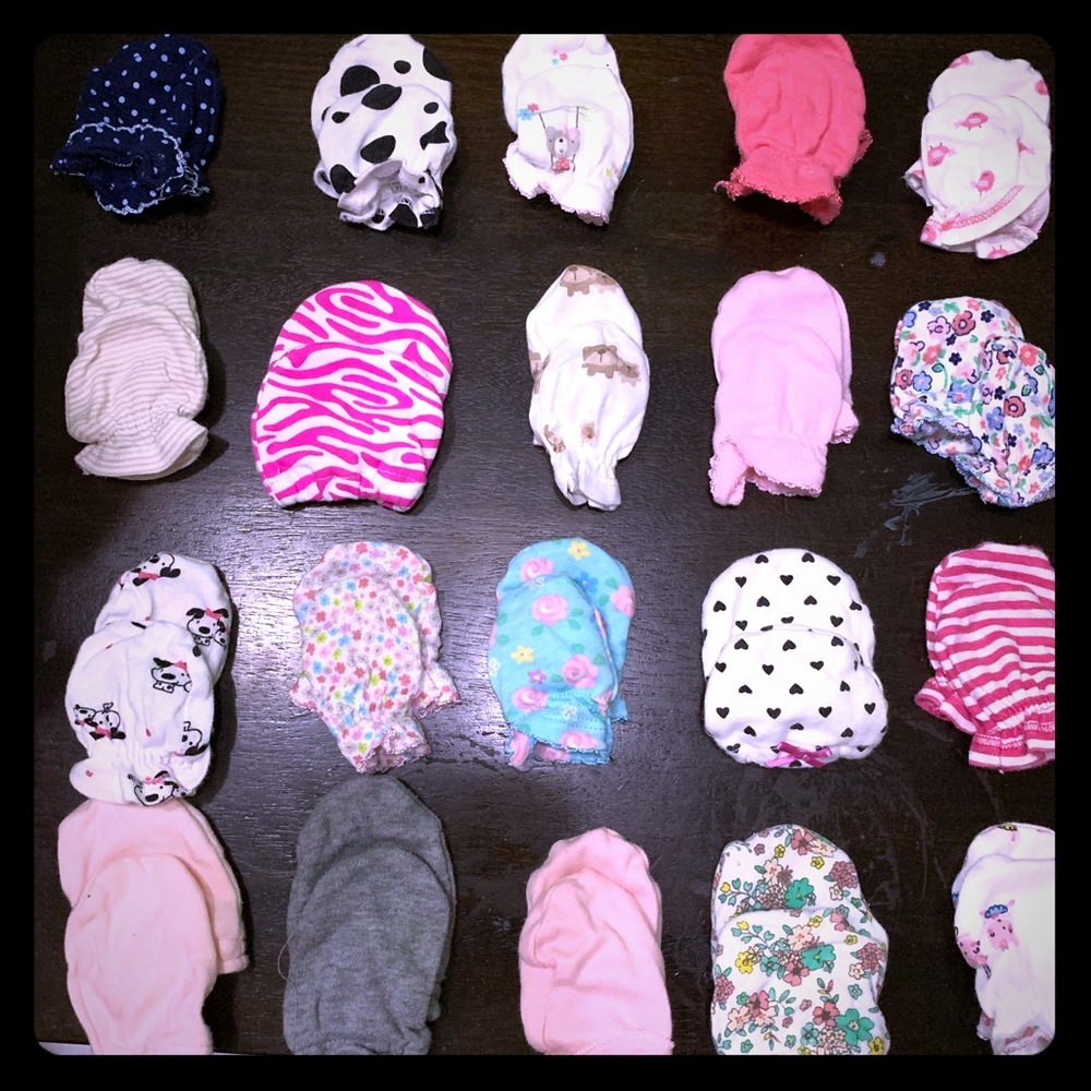 20 pairs of baby mittens.